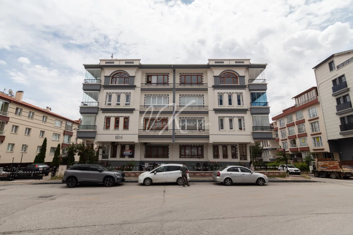 UYANIŞ GÜLBABA CADDESİ ÜZERİNDE SATILIK EŞYALI 3+1 DAİRE CADDE CEPHE