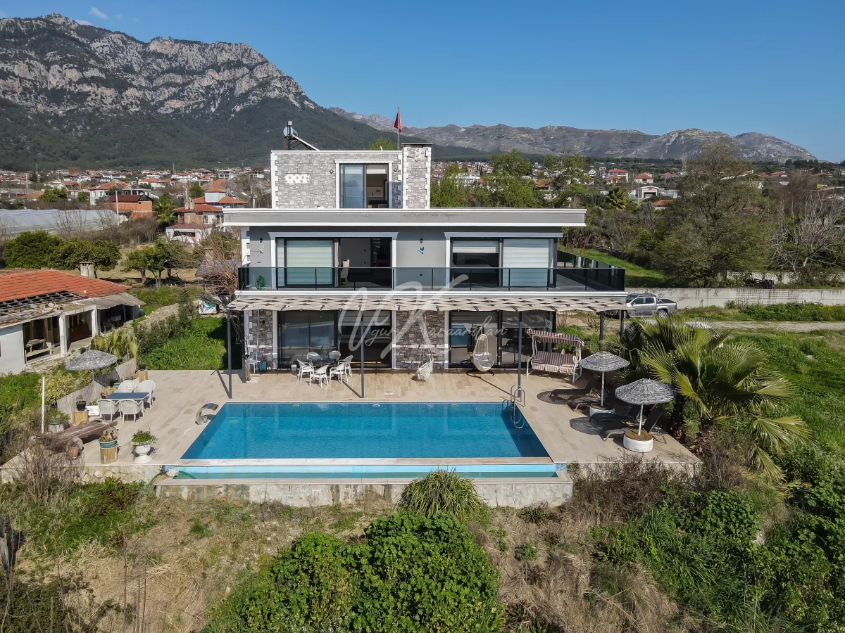 KÖYCEĞİZ ZEYTİNALANI'NDA 13.697 M2 ARAZİ İÇİNDE TURİZM RUHSATLI LÜKS VİLLA GÖL MANZARALI