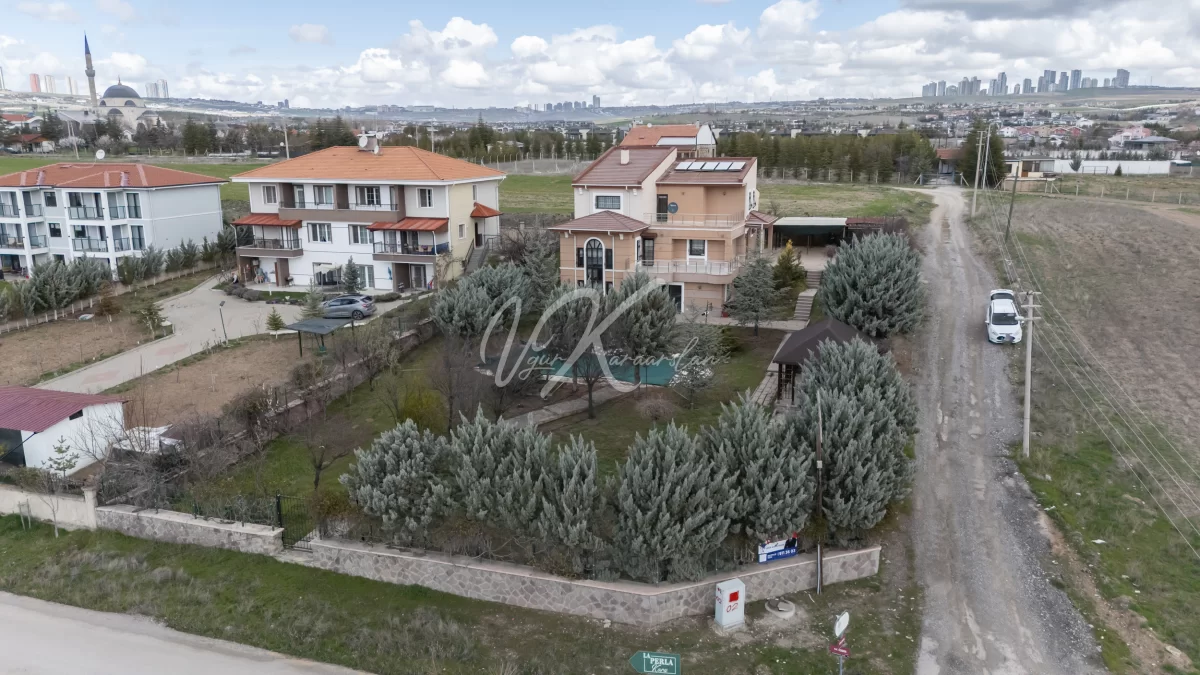 GÖLBAŞI KARŞIYAKA’DA SATILIK TAM MÜSTAKIL 6+2 VILLA 1619 M² KÖŞE ARSADA
