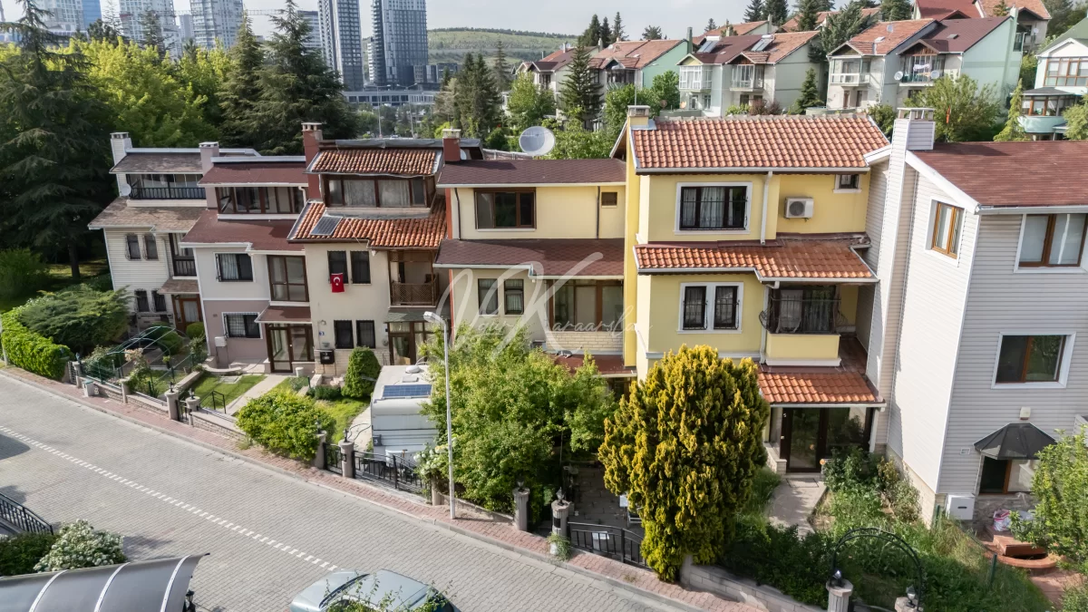 KONUTKENT ÇAMKORU 88 SİTESİ'NDE MÜSTAKİL CADDE GİRİŞLİ 4+1 TRİPLEKS VİLLA
